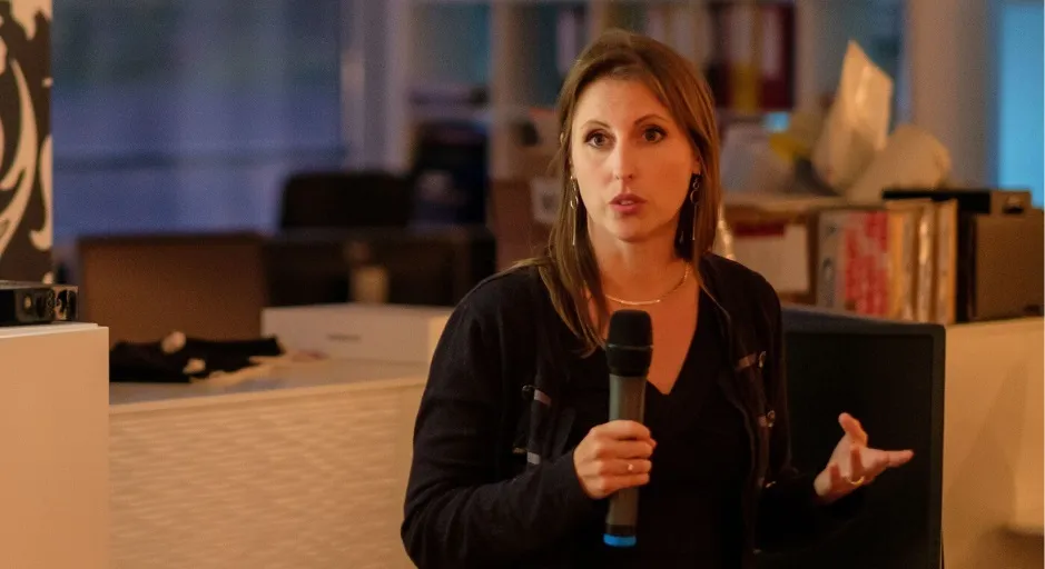 Michaela Greiler-Göritzer speaking with a microphone